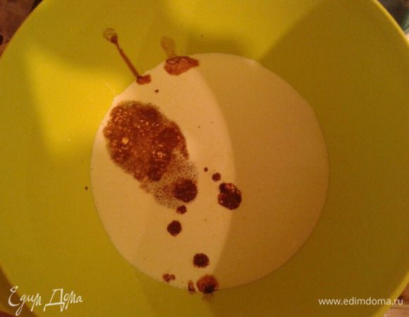 Крупно порубите оставшиеся 125 г миндаля. Поджарьте миндаль на сковороде на среднем огне. Охладите. Разрежьте корж хлебным ножом по горизонтали на 3 тонких коржа. В миске растворите 2 ч. л. растворимого кофе в 1 ст. л. горячей воды. Смешайте со сливками.