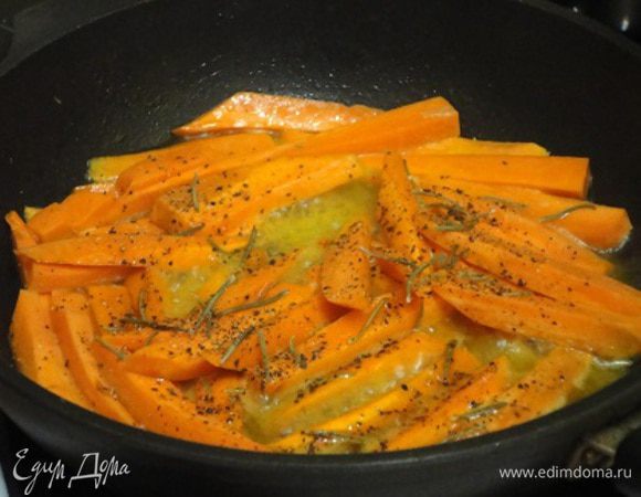 Если у вас морковь среднего размера, то каждую разрежьте на 4 части, если крупная, как у меня, нарежьте вдоль на крупные брусочки. Выложите на сковороду с разогретым сливочным маслом, добавьте листочки розмарина, мед, влейте 2 ст. ложки воды посолите, поперчите и тушите на медленном огне 15 минут, периодически помешивая, пока морковь не станет мягкой, а жидкость превратится в глазурь.