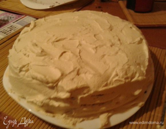 Миксером на средней скорости взбейте оставшиеся 70 г сахара, сливки и кофейную смесь до жестких пиков. Положите один корж на блюдо. Смажьте его 200 г крема. Положите сверху второй корж. Смажьте его 200 г крема. Сверху положите последний корж. Смажьте верх и бока торта оставшимся кремом.