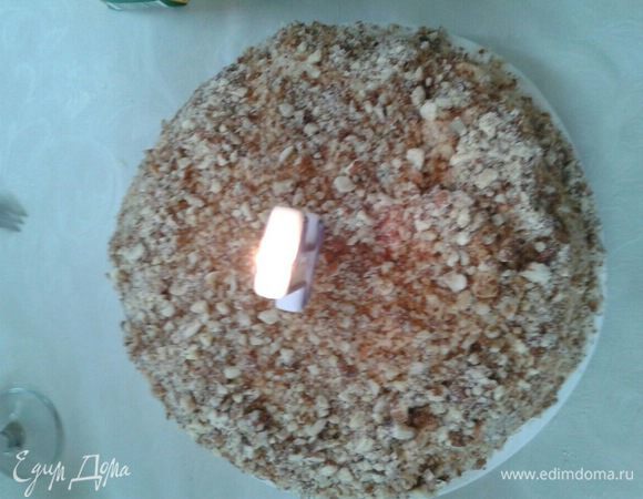 Обсыпьте верх торта и бока поджаренным миндалем. До подачи на стол поставьте в холодильник. Приятного чаепития!