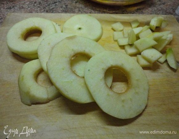 Яблоки очистить от кожицы, удалить сердцевину и нарезать кружочками.