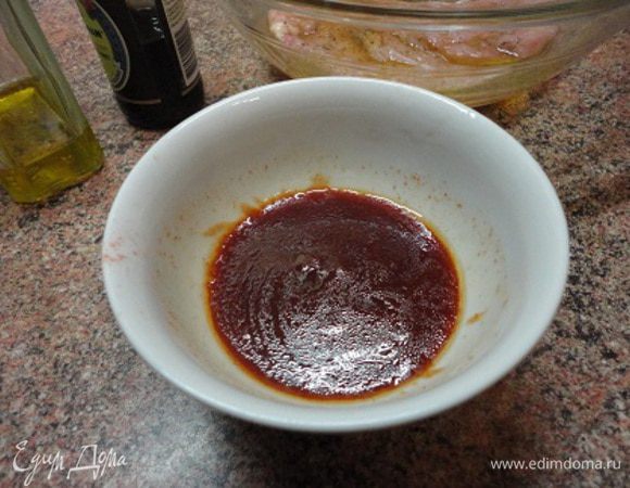 Подготовьте глазурь: смешайте вместе все компоненты.