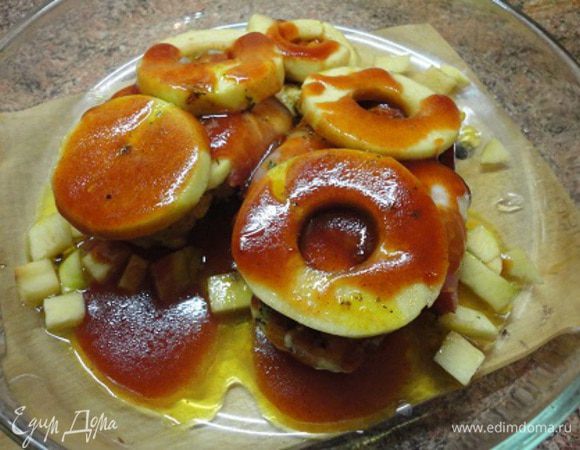 Стейки обжарить с двух сторон, обернуть полосками копченой грудинки. Выложить в форму, сверху яблоки и полить глазурью.
Запекать в духовке 15 минут при температуре 200°С.
