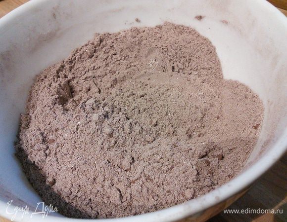 Просеять сухую смесь через сито. 