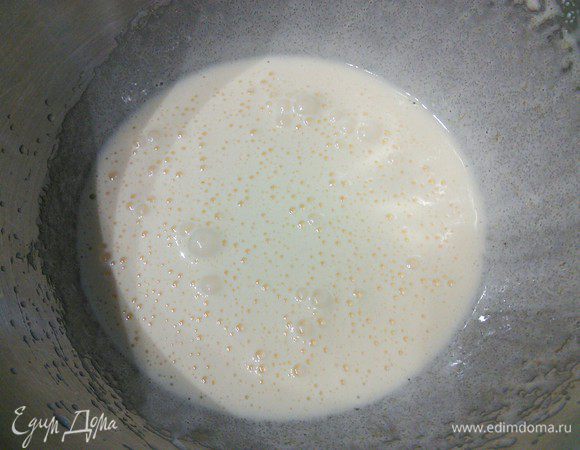 Яйцо взбить с сахаром и ванильный сахаром до посветления и увеличения в объеме в 2 — 3 раза. 