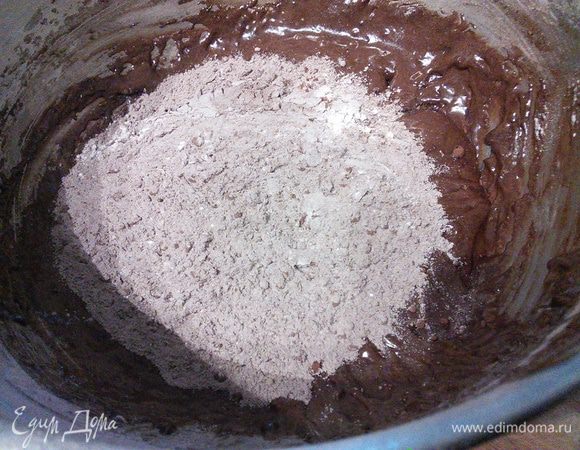 В несколько приемов ввести мучную смесь, замесить тесто. 