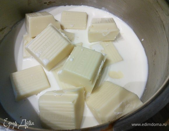 Пока тесто охлаждается, займемся кремом: для этого нужно растопить на маленьком огне в сотейнике белый шоколад и сливки. 