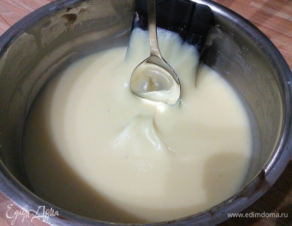 Снять с огня и охладить. По мере охлаждения крем будет густеть. Когда густота достигнет консистенции ложкостояния, крем готов для дальнейшей работы. 