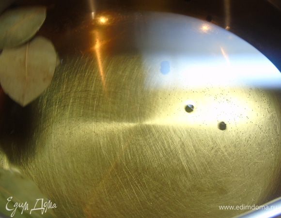 Вначале готовим рассол. В сотейник наливаем воду, всыпаем соль и кладем перец. Ставим на огонь, доводим до кипения, вливаем уксус, всыпаем сахар и кидаем лавровый лист, кипятим немного. Снимаем с огня, даем остыть.