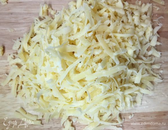 Трем сыр. Я взяла пополам пармезан и что-то типа гауды. Важно, чтобы сыр плавился! Идеально, если он будет ароматным и непресным. Грюйер, настоящий эмменталь или зрелый чеддер был бы великолепен здесь, но это, как вы понимаете, дорого.