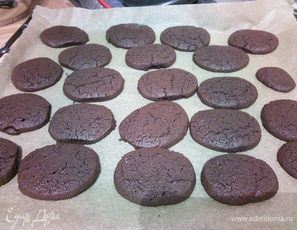 Выпекать печенье в заранее разогретой до 180°С духовке 15 минут.  