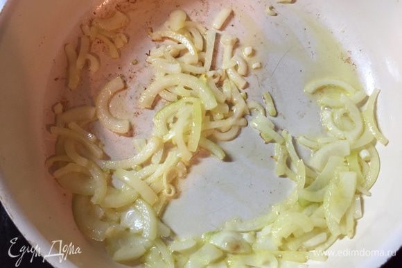 В сковородке растапливаем сливочное масло, добавляем оливковое и обжариваем лук до уверенной золотистости.