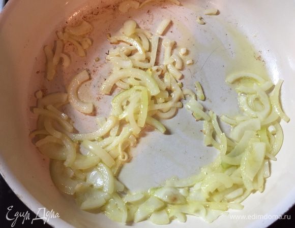 В сковородке растапливаем сливочное масло, добавляем оливковое и обжариваем лук до уверенной золотистости.