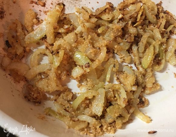 Добавляем сахар, перемешиваем в течение пары минут и засыпаем панировочные сухари. Помешиваем и жарим еще 3 — 4 минуты. Снимаем лук с огня.