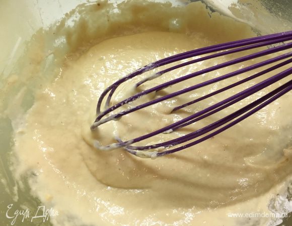 Готовим тесто. Просто кладем в миску все ингредиенты, кроме воды, а потом активно размешивая венчиком, вливаем воду. Тесто должно получиться консистенции густой сметаны.