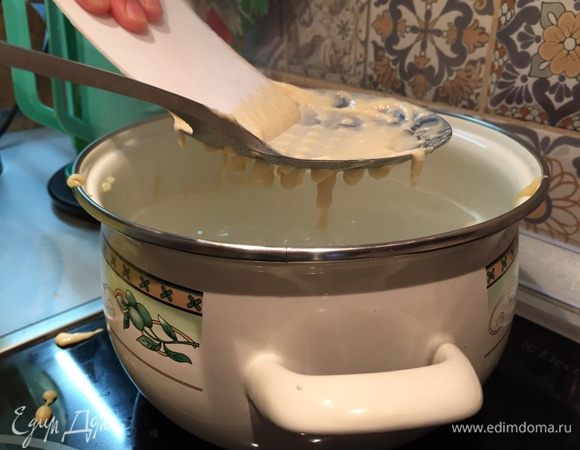 Вода уже должна была закипеть, и мы можем приступить к изготовлению шпецле! Я взяла большую-пребольшую шумовку с дырками, сравнимыми по размеру с дырками в советских дуршлагах, еще у меня есть специальный кондитерский шпатель, достаточно гибкий. Я просто набирала немного теста прямо этой шумовкой (оно все-таки достаточно густое и просто так не вытекает), а потом над кастрюлей аккуратно выдавливала шпателем тесто в кипяток. Получаются такие маленькие козявки. Вроде бы считается, что чем меньше шпецле у хозяйки, тем она лучше. С таким способом любая будет очень хорошей хозяйкой. Они почти тут же всплывают, а значит, они уже готовы.