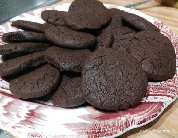 В идеале печенье сверху должно быть хрустящим, а внутри — мягким и немного тягучим. 