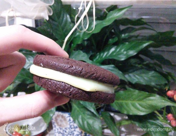 Когда печенье остынет, а крем загустеет, смазать толстым слоем половину печенья и накрыть другой половиной. 