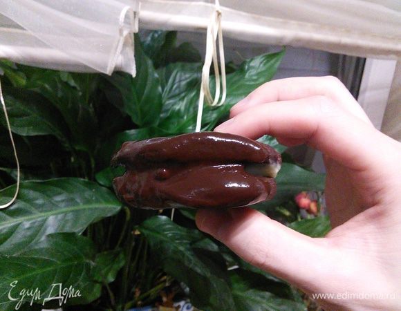 За это время приготовить ганаш: растопить горький шоколад со сливками. Обмакнуть печенье одной стороной в шоколад. 