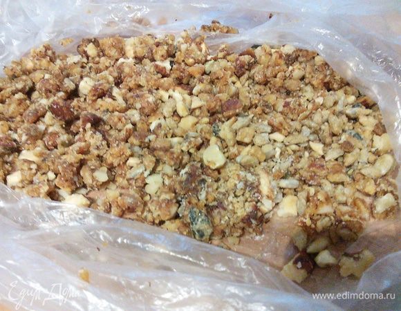 Посыпать рублеными, заранее обжаренными на сухой сковороде орехами. У меня был остаток кроканта, я использовала его. 