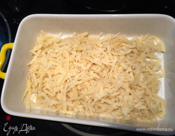 Как только накопилось достаточно шпецле, вылавливаем их другой шумовкой и укладываем в горячую форму, чтобы получился не очень толстый слой, присыпаем сыром и возвращаем форму в духовку. А сами продолжаем делать новые шпецле. Снова накопилось? Достаем форму, повторяем слой шпецле и сыра. Положили последний слой? Оставляем в духовке еще 5 — 7 минут.