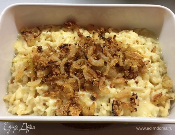 Достаем из духовки готовый казешпецле, сыр должен быть расплавлен. Сверху выкладываем лук и прямо в форме сразу подаем к столу.