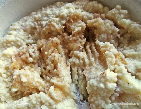 Размять вилкой в готовую кашу переспелый банан.