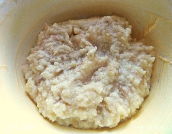 Смазать форму для запекания сливочным маслом и выложить кашу.