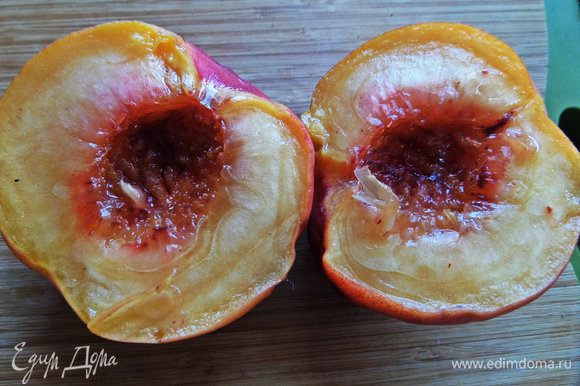 Персик или нектарин разрезать, удалить косточку.