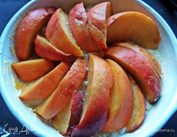 Разрезать на дольки и выложить веером сверху на кашу.