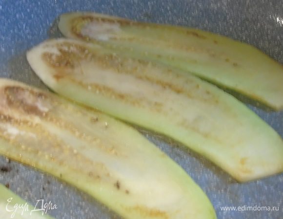 Обжариваем на сковороде с двух сторон в небольшом количестве растительного масла без запаха.