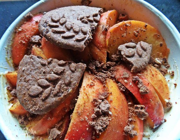 Для крошки используем любое печенье. У меня под рукой оказалось шоколадно-овсяное.