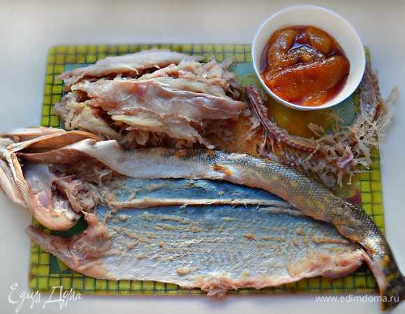 Аккуратно отделить хребет и с помощью острого тонкого ножа отделить филе от кожи. Остатки филе можно аккуратно соскаблить. Пинцетом вынуть все оставшиеся кости.