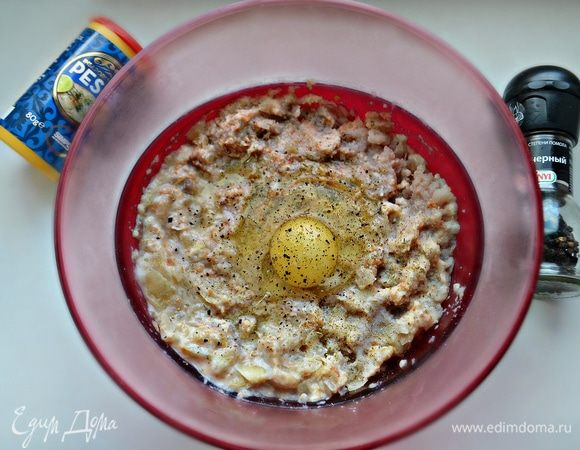 Филе рыбы вместе с пассированным на растительном масле луком, с белым хлебом пропустить через мясорубку с мелкой решеткой. К фаршу добавить яйцо (1 крупное или 2 небольших), соль, перец по вкусу.