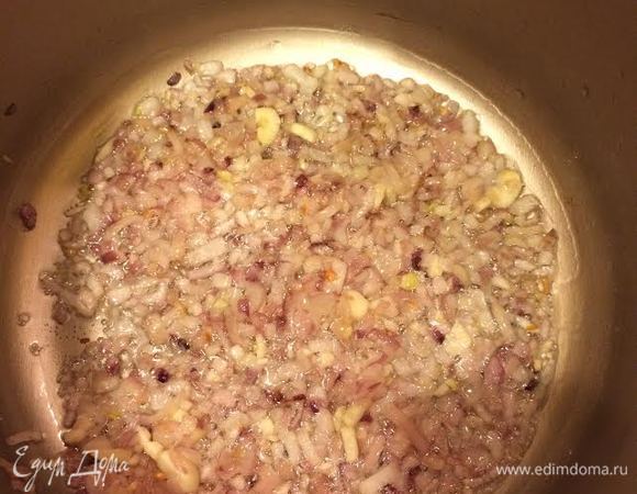 Самое главное в этом супе — это вкусный, ароматный бульон и хорошая томатная паста. Когда я варю куриный бульон, я всегда добавляю в него много овощей (сельдерей, лук, болгарский перец, морковь и петрушку).
Лук и чеснок потушить на оливковом масле.