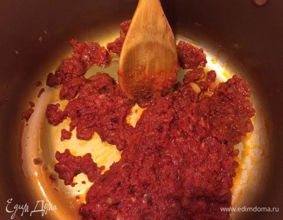 Добавить томатную пасту (я кладу 2 ст. л., если у вас томатная паста не очень хорошая, то может уйти 3 ст. л), перемешать и потушить 2 — 3 минуты.