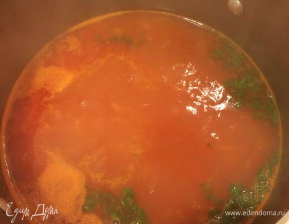 Добавить бульон, дать покипеть 2 — 3 минуты, затем добавить кинзу и варить 3 — 4 минуты.