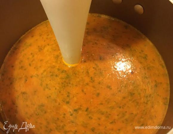 Снять с огня, пюрировать суп погружным блендером.