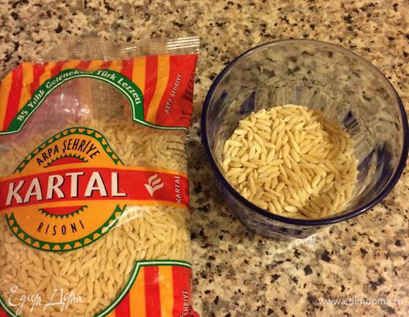 Вернуть кастрюлю на огонь, добавить макароны, перемешать и варить до готовности макарон.