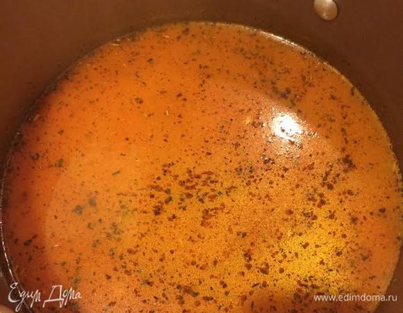 Затем добавить мяту, перец и соль. Перемешать и снять с огня.