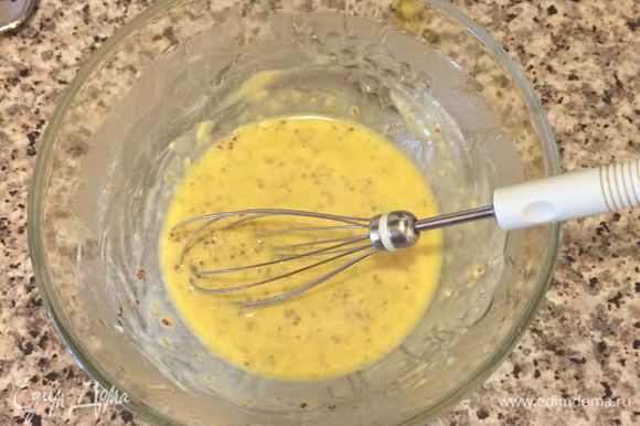 В этот салат я всегда добавляю куриную грудку, получается сытно и полезно. Делайте на свой вкус, грудку можно сварить, а можно замариновать в соевом соусе и лимонном соке, а потом обжарить. Заправка: вареный желток хорошо размять. Чеснок натереть на мелкой терке, добавить к желтку, положить горчицу и перемешать. Начать постепенно добавлять сок лимона и оливковое масло, хорошо взбить венчиком.