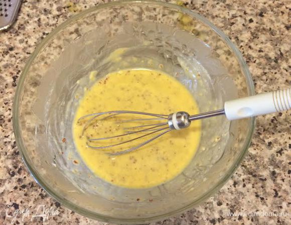 В этот салат я всегда добавляю куриную грудку, получается сытно и полезно. Делайте на свой вкус, грудку можно сварить, а можно замариновать в соевом соусе и лимонном соке, а потом обжарить. Заправка: вареный желток хорошо размять. Чеснок натереть на мелкой терке, добавить к желтку, положить горчицу и перемешать. Начать постепенно добавлять сок лимона и оливковое масло, хорошо взбить венчиком.