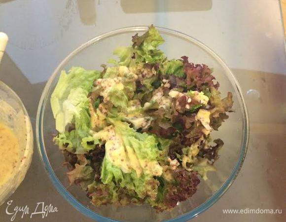 Листья салата полить соусом и аккуратно перемешать.