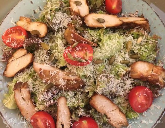 Выложить на тарелку, сверху украсить пармезаном, помидорами, семечками и курицей.