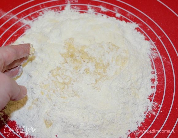 От края к центру начинайте смешивать муку и яйца.