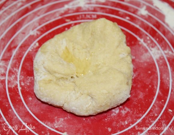 Замесите тесто, добавьте оливковое масло. Вымешивайте тесто около четырех минут.