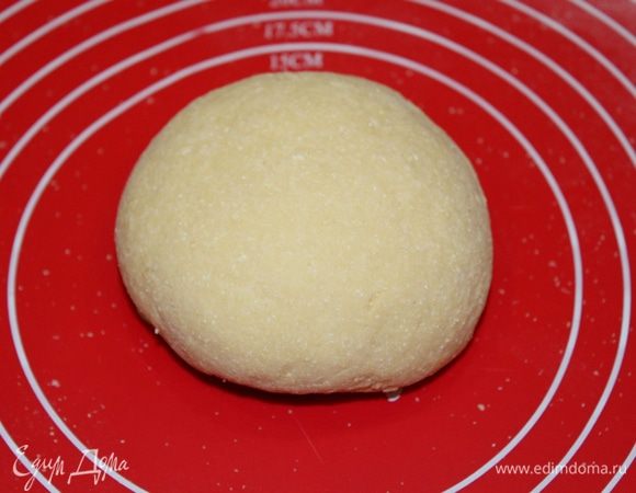 Должен получиться гладкий тугой кусочек. Заверните тесто в пакет и оставьте на столе на один час.