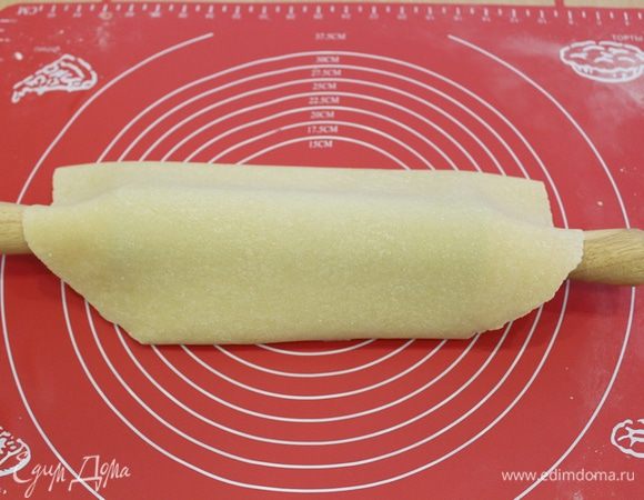 Готовое раскатанное тесто оберните неплотно вокруг скалки и подсушите минут 5–7.