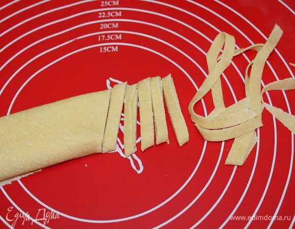 Сверните тесто рулетом и нарежьте на полоски.