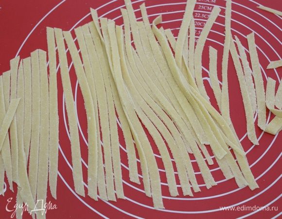 Можно нарезать полоски, не сворачивая в рулет. Полоски тоже надо немного подсушить. 